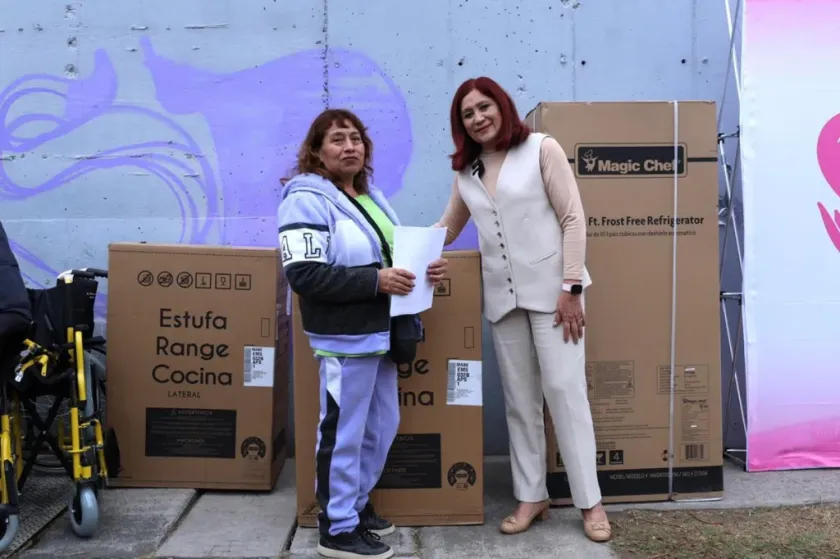 Rosi Wong entrega apoyos a damnificados y anuncia obras para 2026 en Tecámac