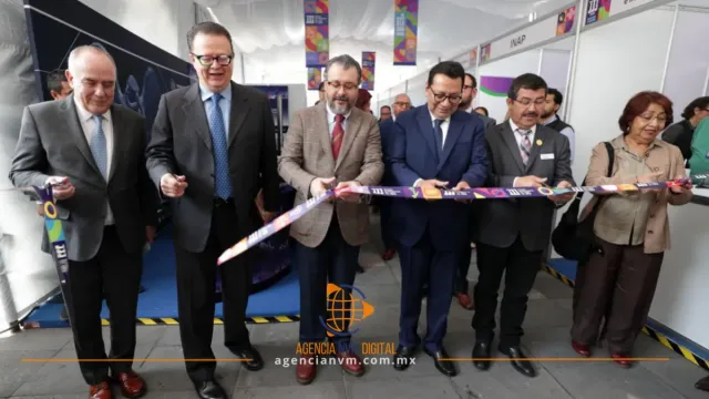 Debaten magistrados sobre inteligencia artificial y democracia en feria
