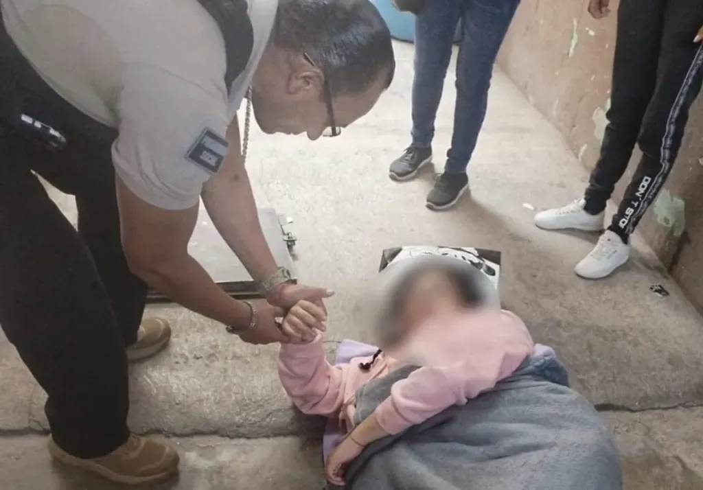 Salvan policías de Ecatepec a madre y bebé tras parto