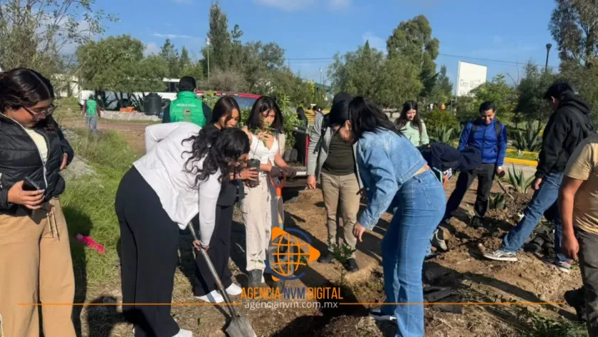 Reforestan comunidad universitaria del Centro UAEM Valle de Teotihuacán