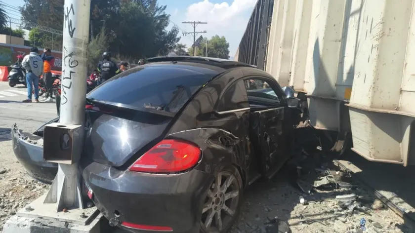 Sobrevive conductor tras impactar su vehículo con el tren