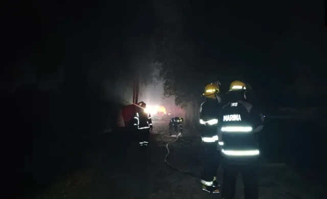 Sofoca Marina incendio en pastizal de Xochimilco