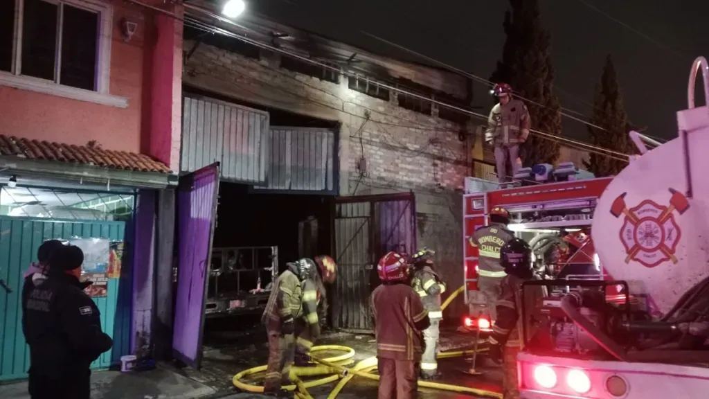 Sofocan incendio en fábrica de esponjas en Chalco sin heridos