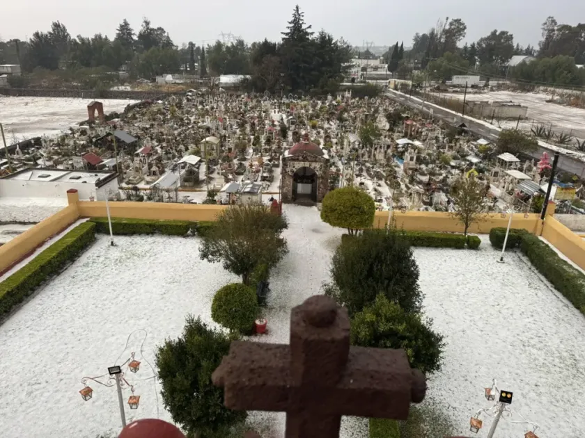Sorprende intensa granizada a habitantes y turistas en Teotihuacán