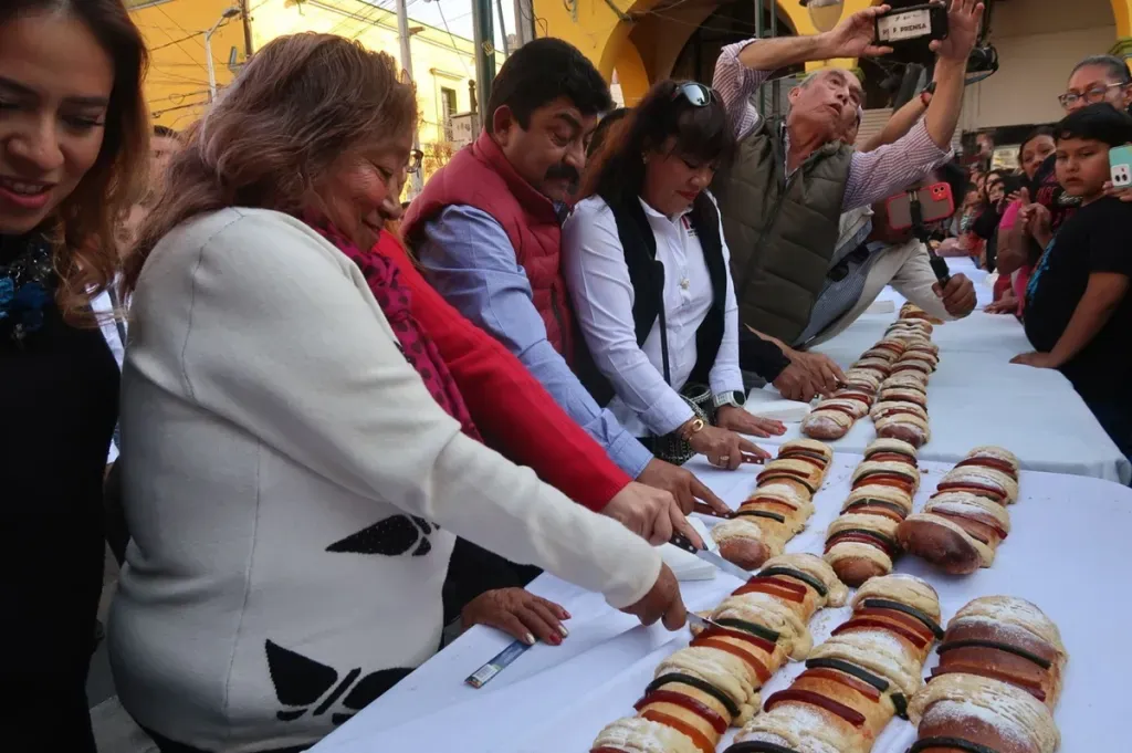 Texcoco celebra Día de Reyes con entrega masiva de juguetes y rosca kilométrica