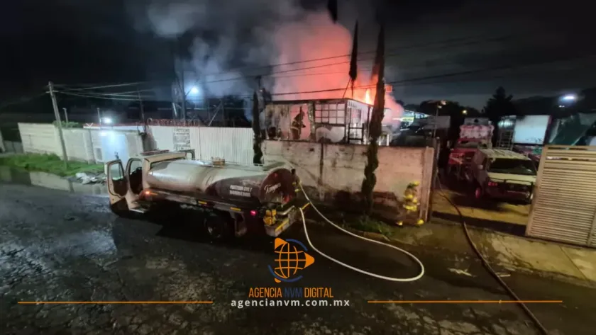 Controlan bomberos fuego en bodega con químicos en Santiago  