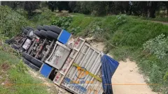 Vuelca tráiler con toneladas de maíz en Teotihuacán 