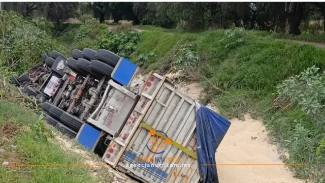 Vuelca tráiler con toneladas de maíz en Teotihuacán