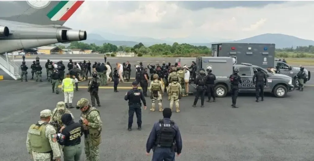 Trasladan a 25 reos de alta peligrosidad desde Uruapan