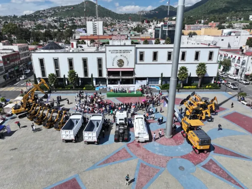 Triplica Ecatepec programa de bacheo con maquinaria propia