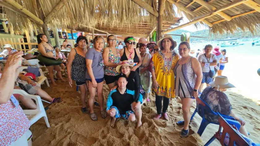 Viajan adultos mayores de Acolman a las playas de Acapulco.