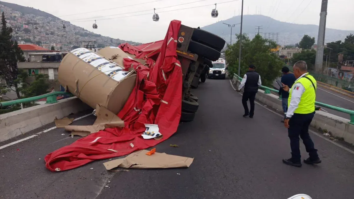 Atienden bomberos volcadura de tráiler sobre la México-Pachuca