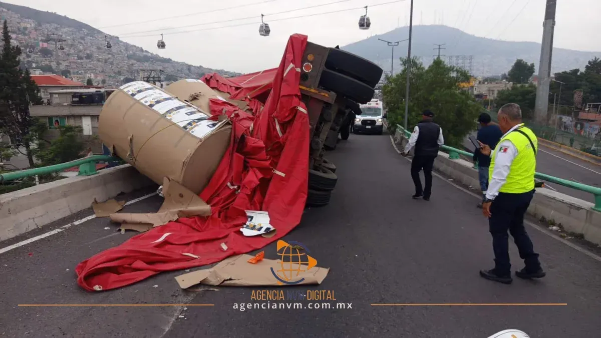 Atienden bomberos volcadura de tráiler sobre la México-Pachuca
