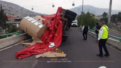 Atienden bomberos volcadura de tráiler sobre la México-Pachuca