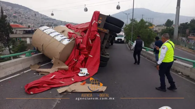 Atienden bomberos volcadura de tráiler sobre la México-Pachuca