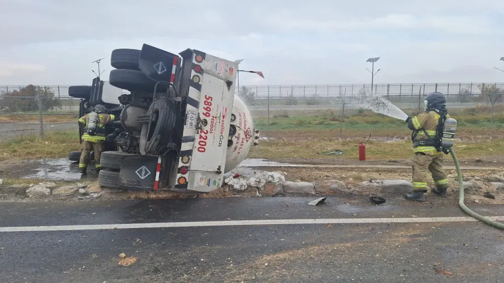 Vuelca pipa de gas en la Peñón-Texcoco; reportan tres lesionados