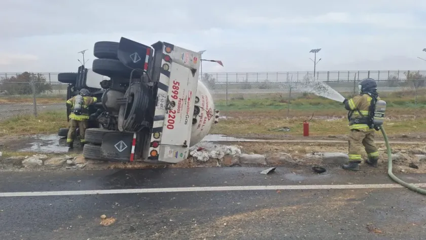 Vuelca pipa de gas en la Peñón-Texcoco; reportan tres lesionados