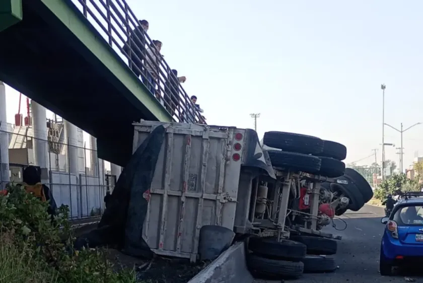 Vuelca Tractocamión con 25 Toneladas de Arena en Av. Central