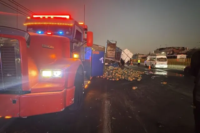 Vuelca tráiler con piñas en México-Puebla