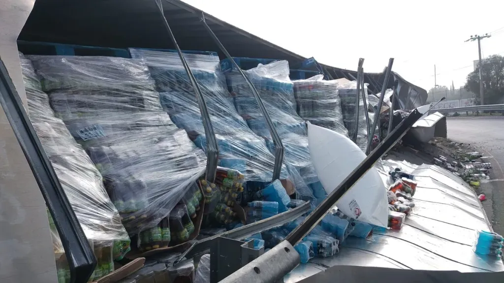 Vuelca tráiler y colapsa circulación en la Texcoco-Lechería