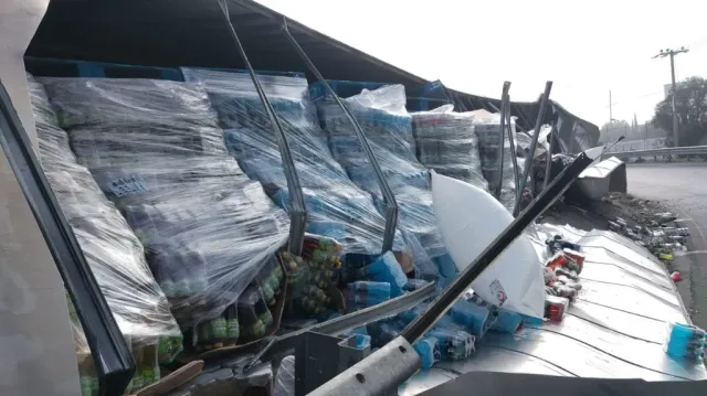 Vuelca tráiler y colapsa circulación en la Texcoco-Lechería