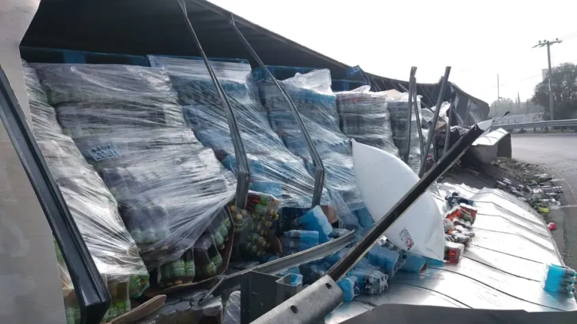 Vuelca tráiler y colapsa circulación en la Texcoco-Lechería