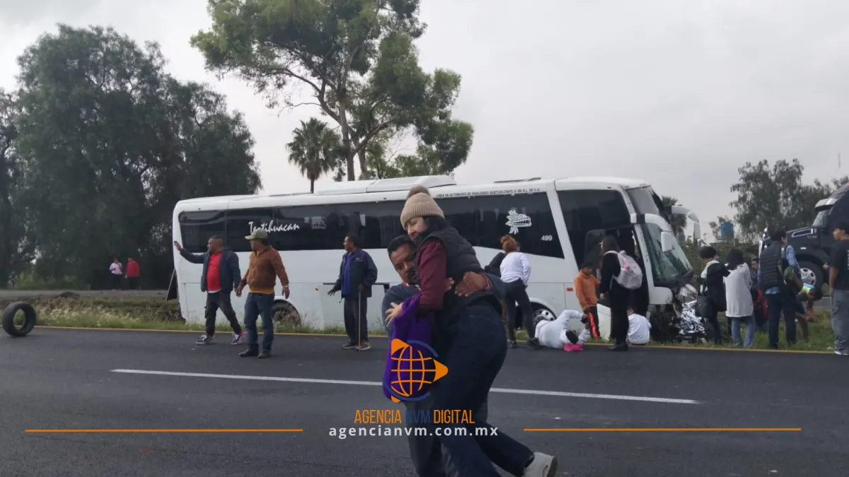 Autobús de pasajeros se accidenta en la México-Pirámides; reportan múltiples lesionados