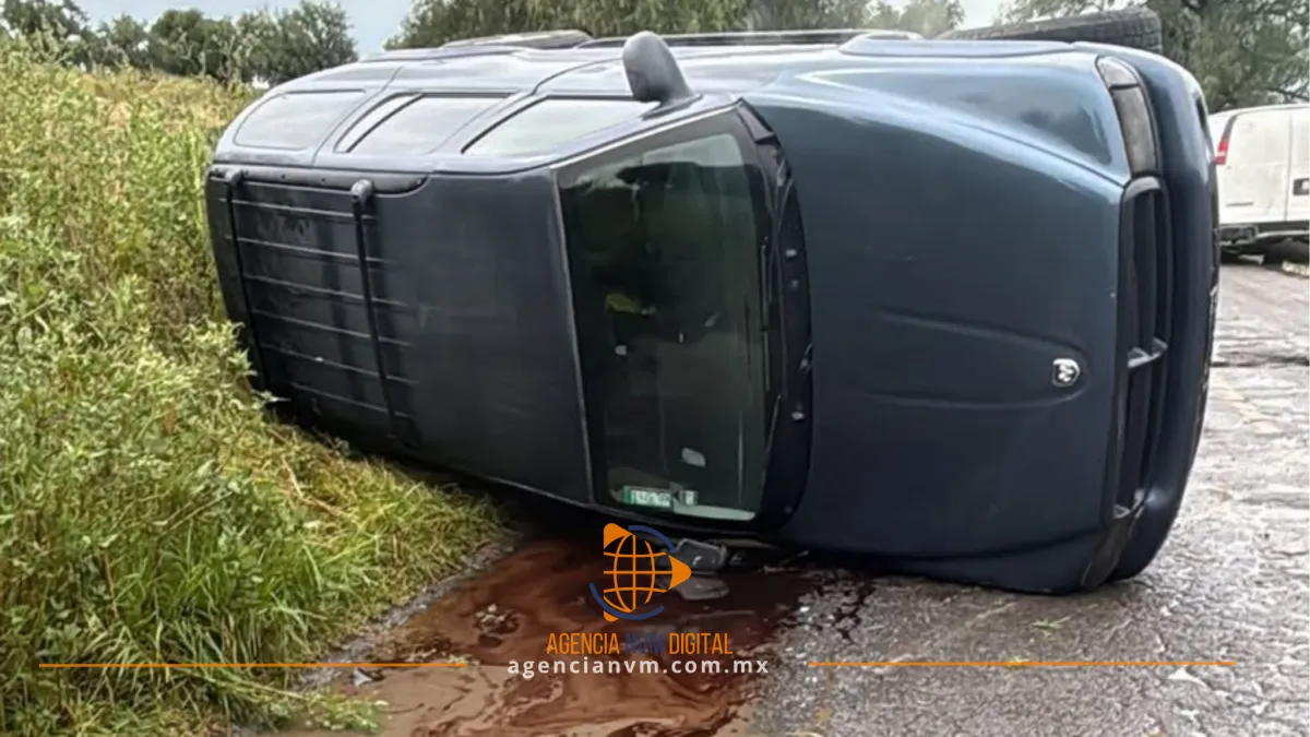 Provocan baches aparatoso accidente vial en Axapusco