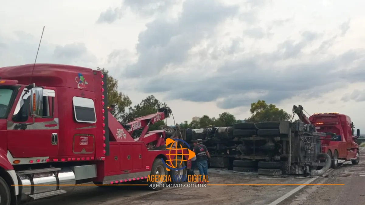 Provoca volcadura de camión severos retrasos en México-Pirámides
