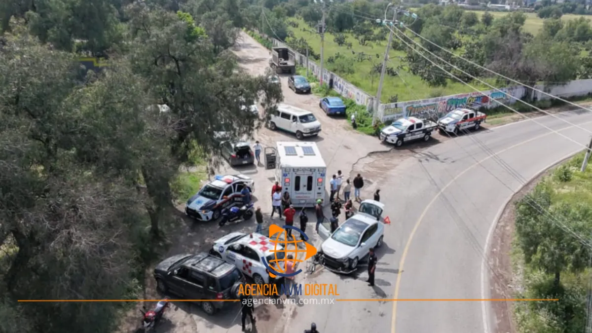 Chocan tres vehículos en la carretera Teotihuacán-Zacualuca