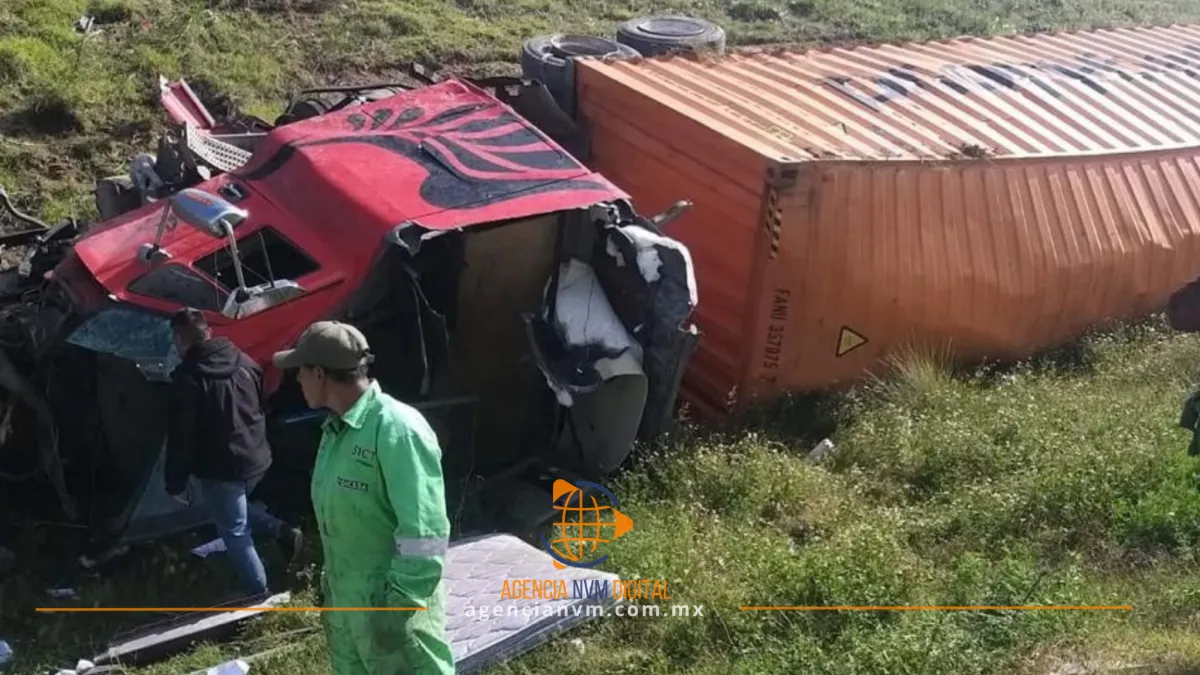 Rescatan a chofer tras aparatoso vuelco en la México-Calpulalpan