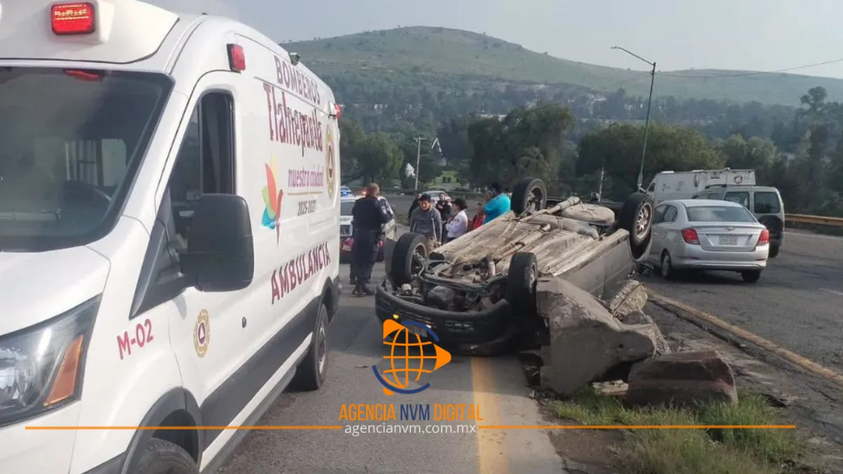 Atienden volcadura de vehículo en la Avenida Reyes Heroles