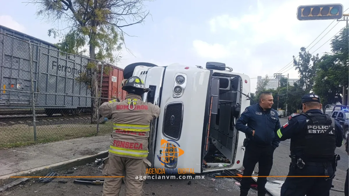 Vuelca autobús en Vía Morelos tras pasarse el semáforo