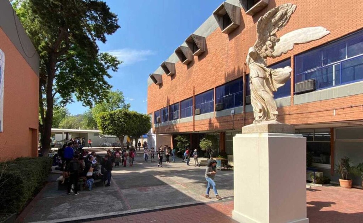 Captura la furia de las marchas en blanco y negro