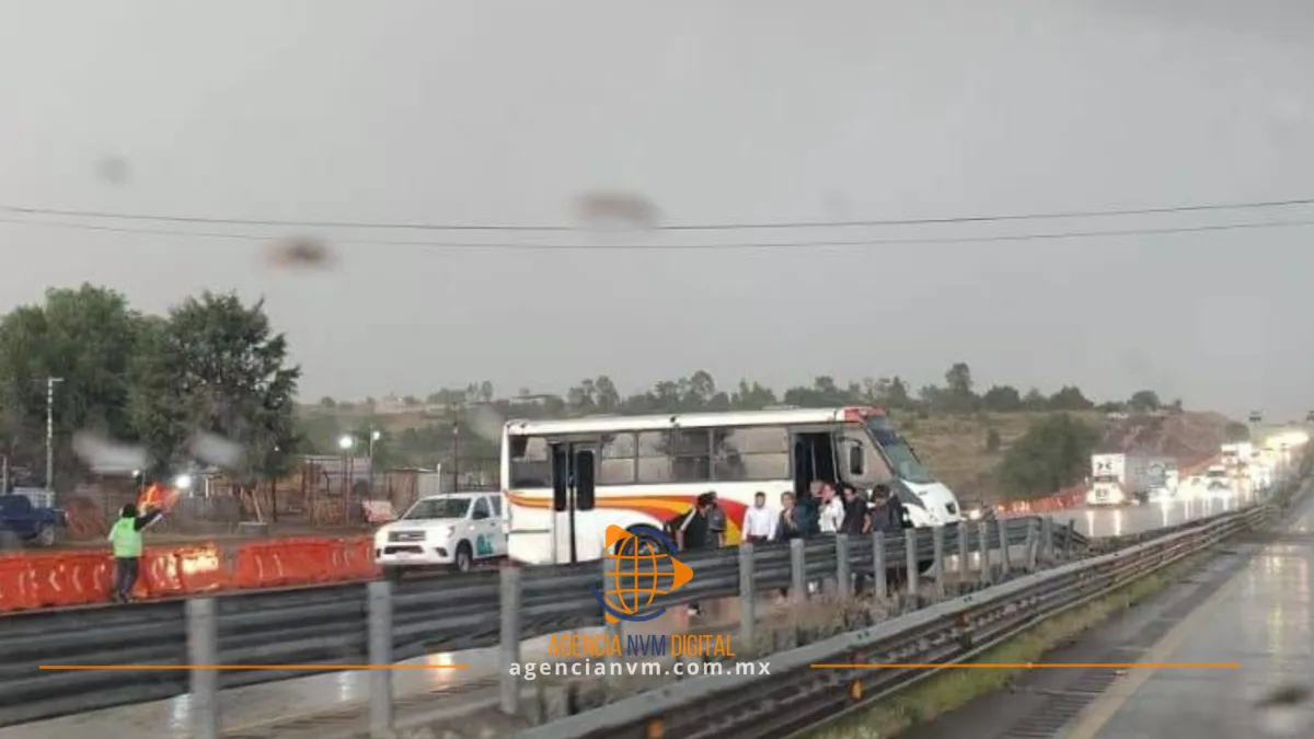 Pierde autobús el control en la autopista México-Querétaro
