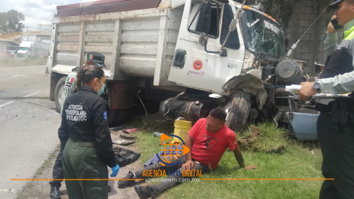 Camión sin frenos provoca doble accidente en Texcoco