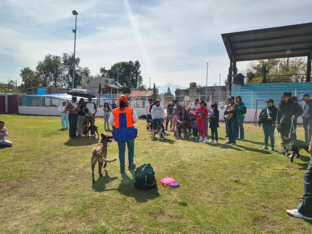 Capacitan a dueños de mascotas sobre adiestramiento en Tultepec