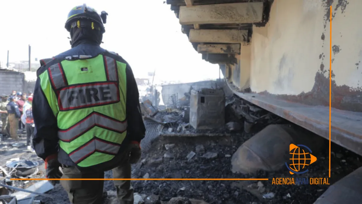 Cierran autopista Siervo de la Nación tras incendio en recicladora de Xalostoc
