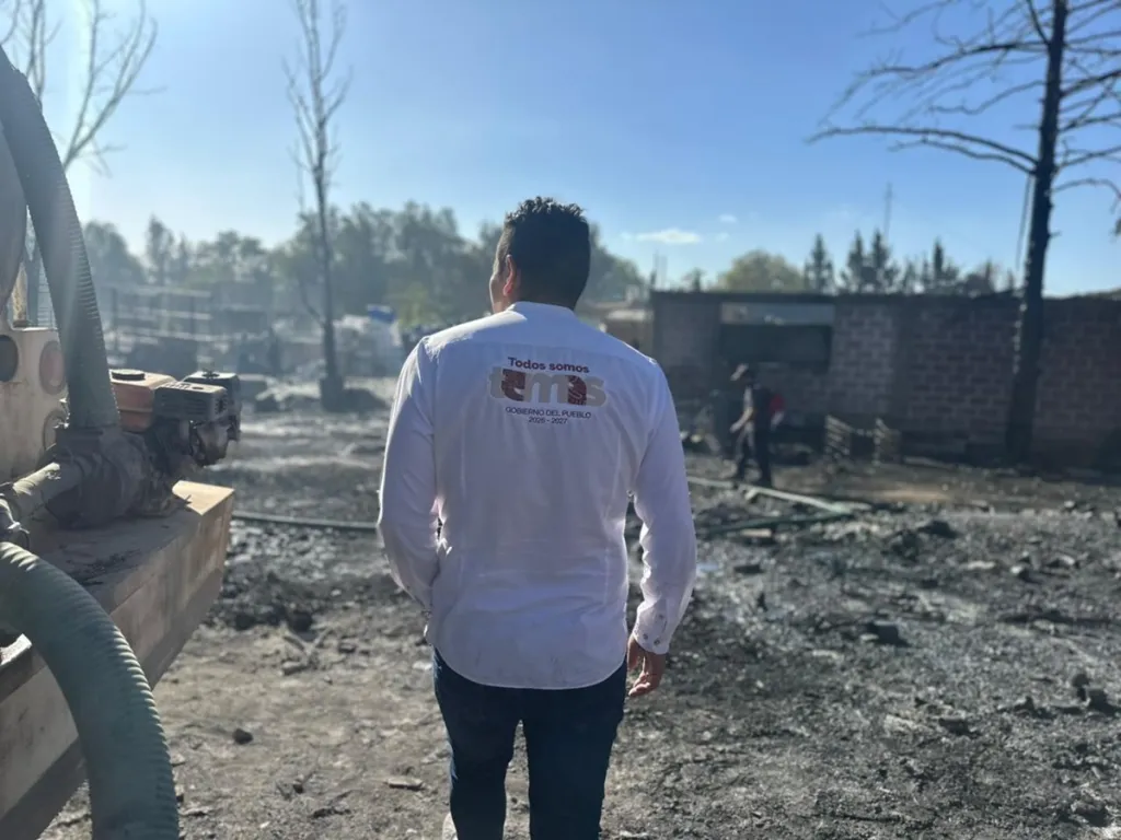 Combaten fuerte incendio en centro de reciclaje de Temascalapa