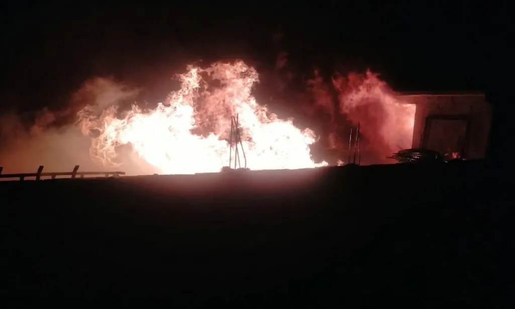 Combaten incendio en bodega de químicos en Zumpango.