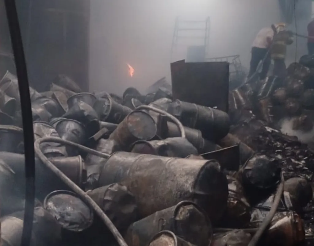 Combaten incendio en recicladora de plástico en Valle de Chalco