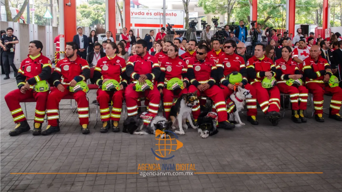 Honran a rescatistas mexicanos tras exitosa misión en Venezuela