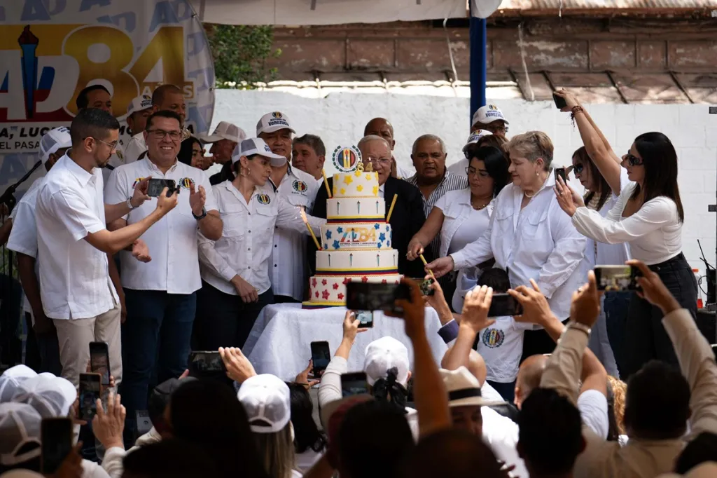 Dividido en dos bandos AD celebró su 84 aniversario