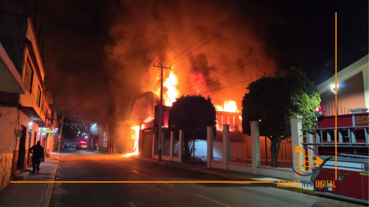 Despliegan operativo masivo por fuego en fábrica de Ecatepec