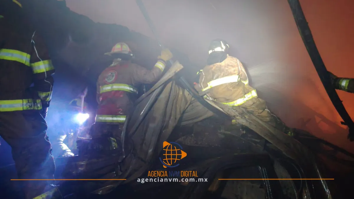 Evacuan a familias por incendio de residuos en Acolman