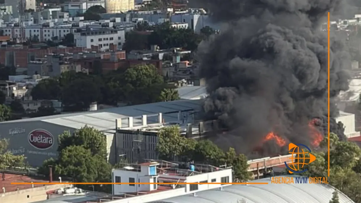 Combaten bomberos fuerte incendio en fábrica de hilos en Azcapotzalco