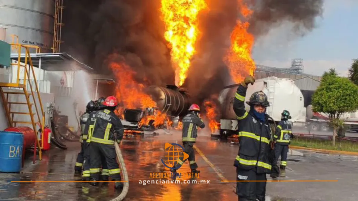 Combaten incendio en empresa de Tlalnepantla Centro