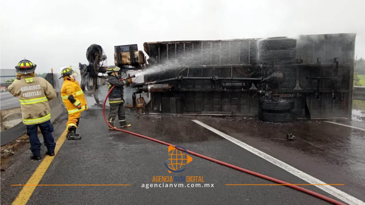 Sofocan incendio de tráiler volcado cerca de San Pablito  