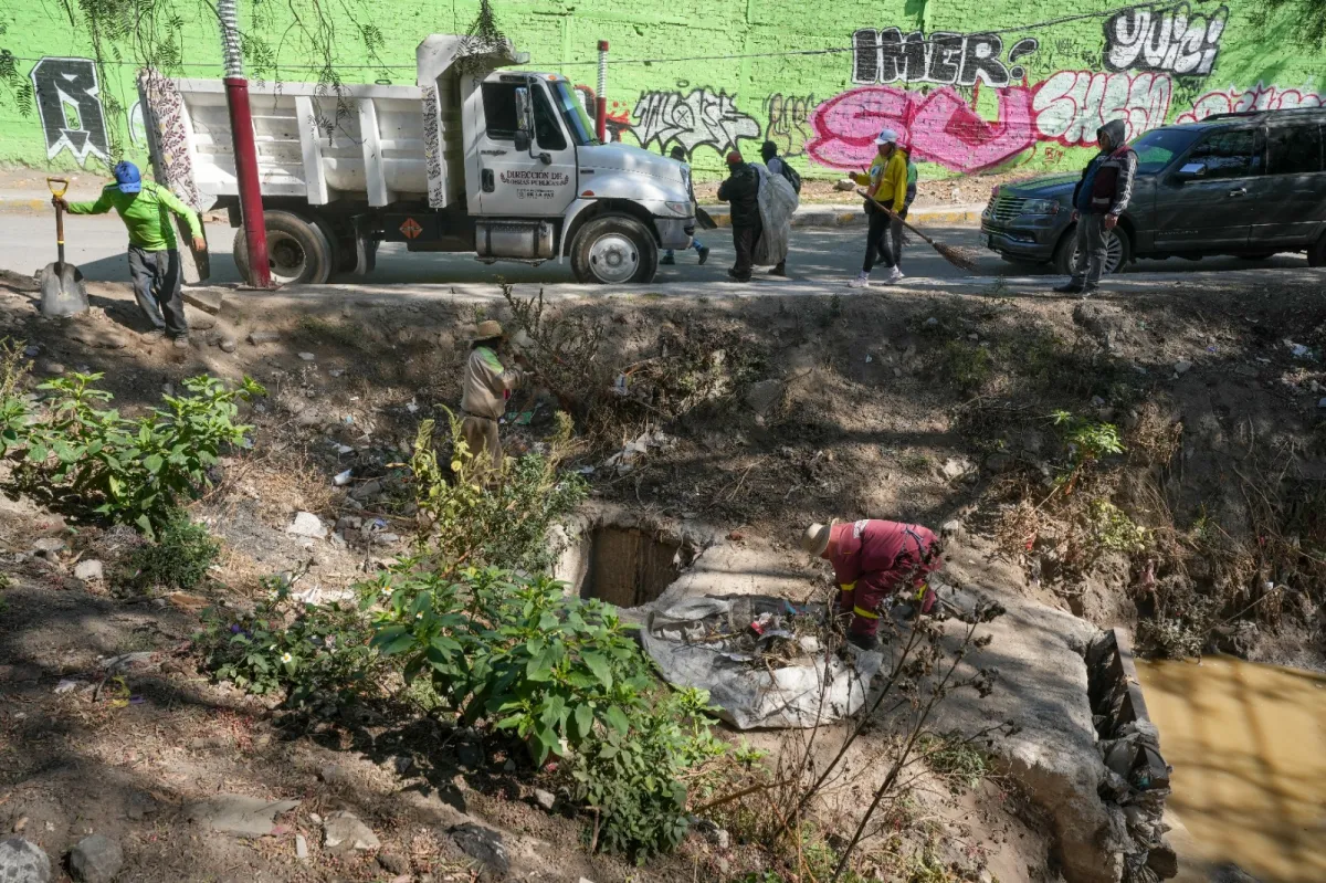 Refuerza OPDAPAS trabajos preventivos de desazolve en La Paz