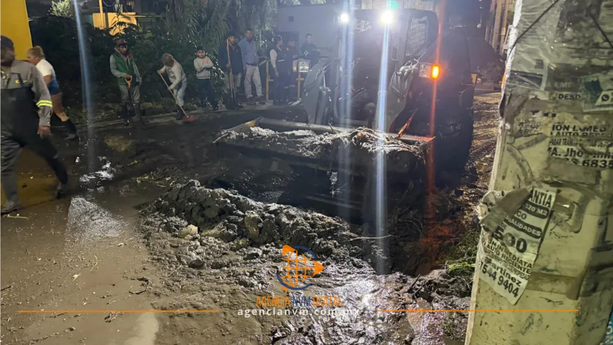 Apoyan a automovilistas varados por severos encharcamientos en Ecatepec
